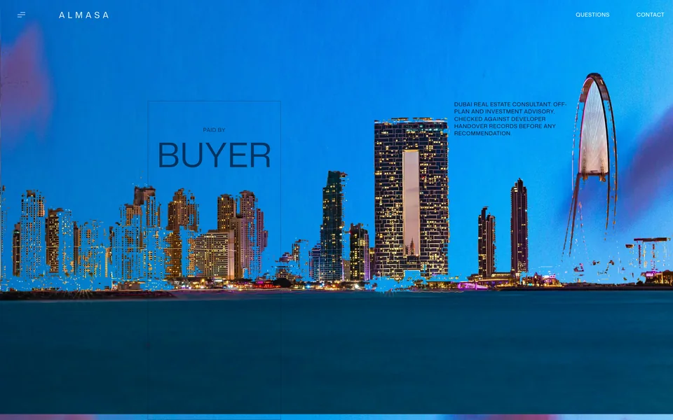 Homepage van Almasa Advisory: de skyline van Dubai in de schemering, oprijzend uit het water tegen een diepblauwe lucht, met het woordmerk linksboven en een omlijnd paneel met PAID BY BUYER over de torens.